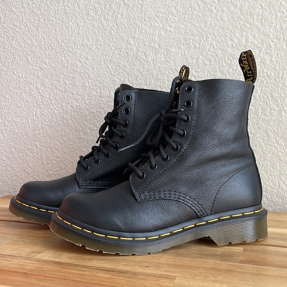 Womens Dr. Martens 1460 Pascal 8-Eye Boot - Black (women’s)